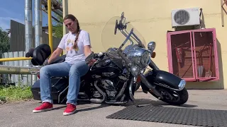 Девушка легко поднимает тяжелый мотоцикл
