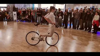 #Girl_Biker  #Trick_Shot_Battles                Girl Biker Performs - You must see-Her Biker Tricks