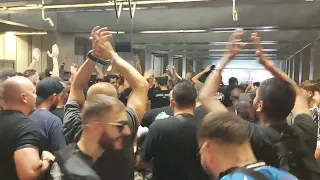 PSG - Ambiance supporters dans métro à Lisbonne avant match.