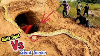 Brave Girl Confronts With The World Largest Snake Group of Hunters Rescue Horribly | Mike Vlogs