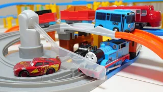 Tomica and Plarail run side by side ☆ Fun layout of 3 large courses ♪