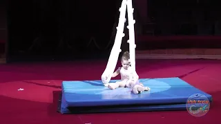 Дементьева Арина, воздушная гимнастика на сетке, 3 года