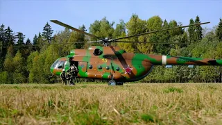 Спецназовцы Центрального округа Росгвардии десантировались из вертолета беспарашютным способом