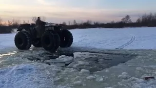 Вездеход Соромовский Ягдовозище на К-700, одной стороной в прорубь