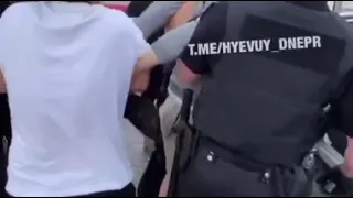 Задержанный разбил головой стекло полицейской машины