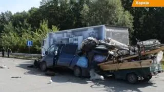 На скоростной трассе Харьковщины микроавтобус влетел в грузовик