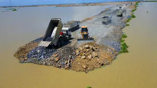 Best Action Nice Equipment Machine Bulldozer SHANTUI Pushing Stone to Water & Truck Spreading Stone