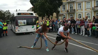 Силач в Гродно протянул 12-тонный троллейбус с пассажирами