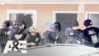 Stabbing Suspect Barricades Himself in Hotel Room | Kansas City SWAT | A&E