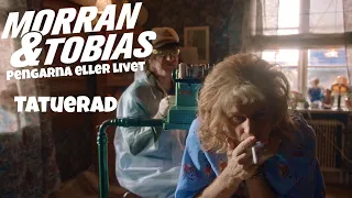 Morran & Tobias | Morran blir tatuerad