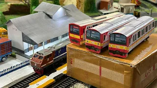 Merakit dan Unboxing Kereta Listrik KRL Commuterline Terbaru Langsung Rolling Di Diorama Stasiun