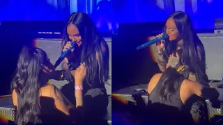 Kehlani singing for a fan during “Melt” on the BWR Tour in Toronto.