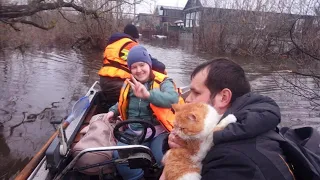 Саратовскую и Волгоградскую области затопило. Спасатели обеспечивают людей водой и продуктами