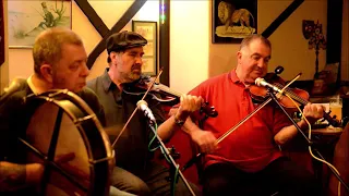 THE MOULTON BROTHERS PLAY SWALLOW TAIL JIG AT BREAK NECK SPEED.