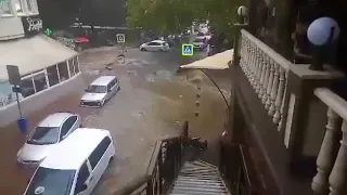 Крым. Ялта. Дождь смывает людей с улицы. Потоп