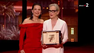 #juliettebinoche  awards an honorary Palme d'or to Dancing Queen #merylstreep