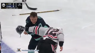 Alex DeBrincat vs Yanni Gourde Nov 17, 2021