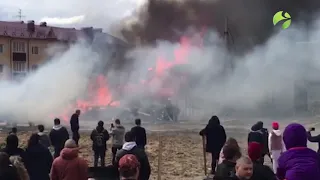 В Ноябрьске по улице Изыскателей горит деревянный дом