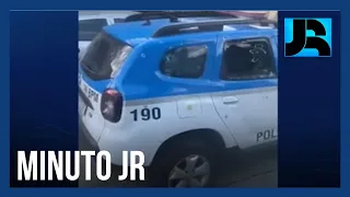 Minuto JR: carro da PM é atingido por tiros no morro da Chacrinha, zona oeste do Rio de Janeiro