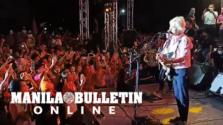Eraserheads former frontman Ely Buendia performs "Ang Huling El Bimbo" at the grand rally of Leni Ro
