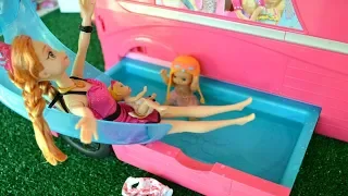 Gabriel y Anna Frozen van de Paseo junto a su familia en el Camper de Lujo Barbie!!! TotoyKids