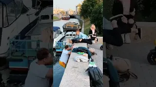 Неожиданная реакция девушек на паркур пранк😂