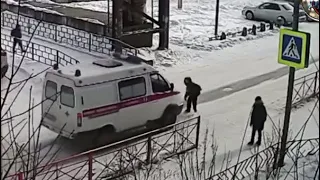 Скорая сбила школьника и уехала: инцидент в Усть-Куте