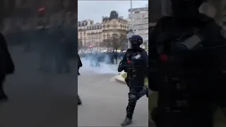 manifestation réforme des retraites: PARIS 7 La 8 charge Place-de-la-Nation-à_16.mp4