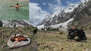 Курица в примитивной каменной печи(тандыр).Закаливание в ледяной воде.Сhicken in a stone oven.