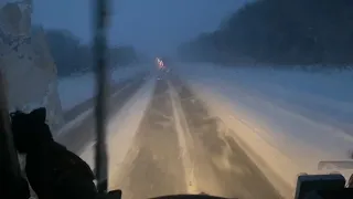 Дорога на Архангельск. Пошёл снег, не видно дорогу. Съехал груз.