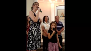 Apresentação Rafaela - Agatha e Liziane cantando "Aos olhos do Pai"