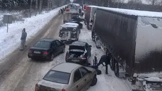 Москва парализована. Москва стоит в пробках из-за снегопада