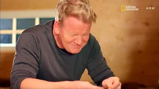 Se Gordon Ramsay teste rakfisk på Røros