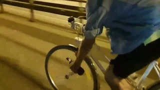 Betrunkener Obdachloser öffnet Bier mit Fahrrad!!