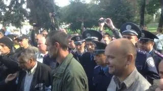 Встановлення першого намету перед Верховною Радою 16 вересня 2014 року