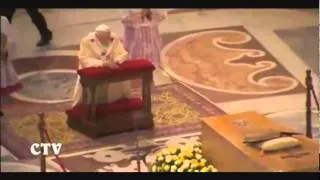 Benedetto XVI venera le spoglie mortali di Giovanni Paolo II dopo la beatificazione