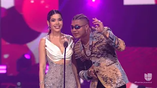 Kenia Os en los Premios Juventud junto a Boza - Mejor Álbum Pop