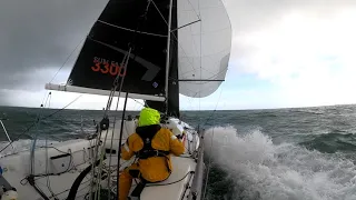 SUNFAST 3300 Sapristi dans un grain violent qui passe de 25kts à 42,4kts avec 21kts au max !!!