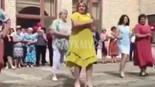 Танец родителей ставропольских выпускников покорил соцсети