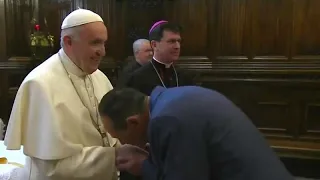 Il Papa non vuole che i fedeli gli bacino l'anello "per motivi igienici"