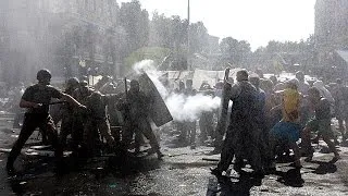 Kyiv: Maidan activists clash with city workers