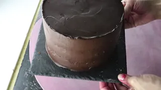 How to cover a cake in Fondant...