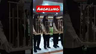 Kakak Pramuka belajar main Angklung