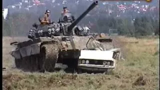 KOLIZJA FIATA 125 p z CZOŁGIEM ... ( CAR CRASH ) / Tank T 55 AM crushes car 125p - REVERSE VIDEO