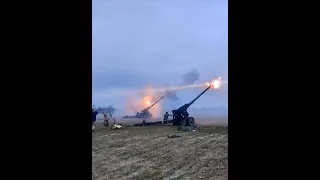 A Ukrainian 152mm 2A65 Msta-B howitzer battery fires on Russian targets