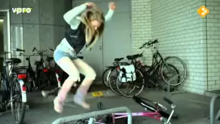 Toren C in HD - Pubermeisjes jatten een fiets (aflevering 6, seizoen 3)