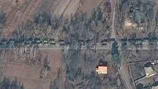 Rosyjskie konwoje wojskowe blisko Kijowa. Zdjęcia satelitarne znad Ukrainy