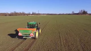 John Deere spreading fertilizers