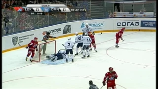 Scrivens unable to find the puck on the slot, Lokomotiv unable to score