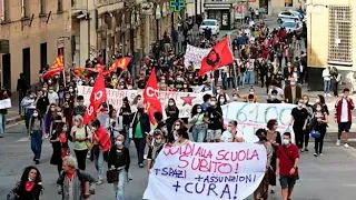 Genova, studenti e insegnanti in piazza